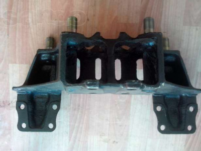 купить Кронштейн крепления оси балансира ЛЕВЫЙ старого образца